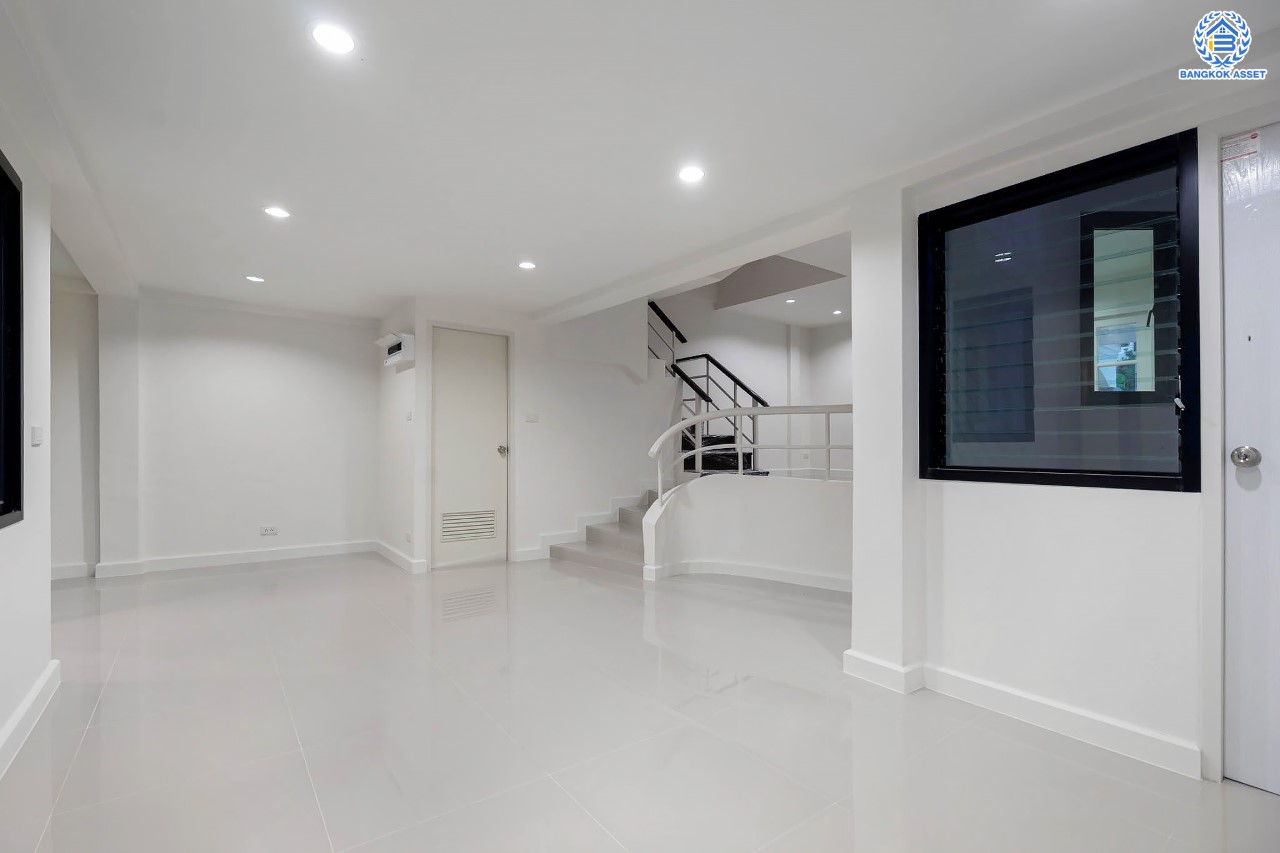 บ้านมือสองตกแต่งใหม่ ม.เศรณี ดอนเมือง-สรงประภา เนื้อที่ 27.7 ตร.ว. ฟังก์ชันจัดเต็ม 4 ห้องนอน 3 ห้องน้ำ จอดรถได้ 1 คัน ตอบโจทย์ครอบครัวใหญ่ มีความเป็นส่วนตัว เดินทางเข้าสู่ใจกลางเมืองได้อย่างสะดวกสบาย ใกล้สนามบินดอนเมือง และทางด่วนศรีสมาน...